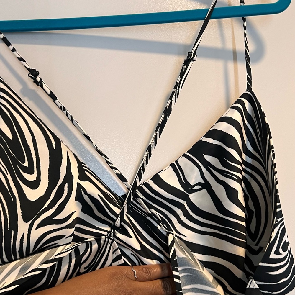 Black & White Zebra Print H&M Dress Perfect for Vacation! 🏝️⛱️☀️🕶️ - Picture 8 of 9